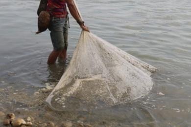 राप्ती नदीमा अनुमतिबिना माछा मार्नेसहित १२८ जना पक्राउ